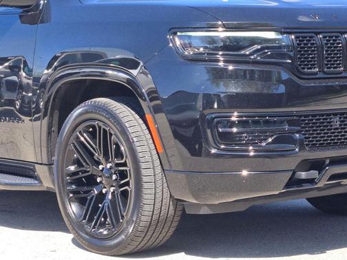 Diamond Black Crystal Pearlcoat 2023 Jeep Wagoneer Series II Carbide 4x4