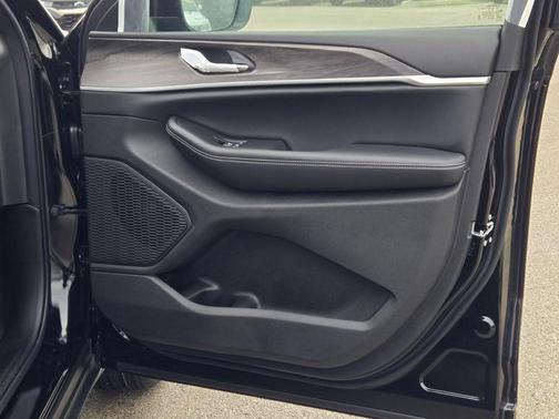 2026 Jeep Grand Cherokee Altitude