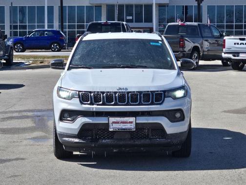 Bright White Clearcoat 2024 Jeep Compass Latitude