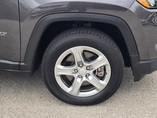 Baltic Gray Metallic Clearcoat 2024 Jeep Compass Latitude
