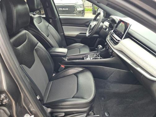Baltic Gray Metallic Clearcoat 2024 Jeep Compass Latitude