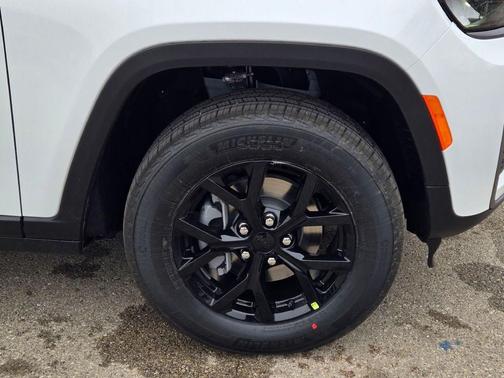 Bright White Clearcoat 2026 Jeep Grand Cherokee Altitude