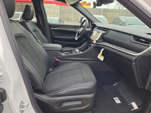 Bright White Clearcoat 2026 Jeep Grand Cherokee Altitude