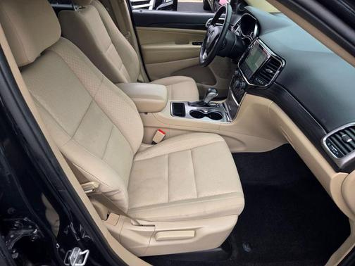 Diamond Black Crystal Pearlcoat 2022 Jeep Grand Cherokee Laredo