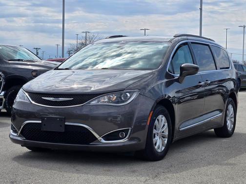 Granite Crystal Metallic Clearcoat 2017 Chrysler Pacifica Touring-L