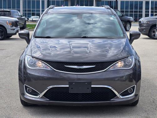 Granite Crystal Metallic Clearcoat 2017 Chrysler Pacifica Touring-L