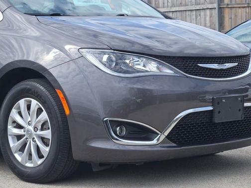 Granite Crystal Metallic Clearcoat 2017 Chrysler Pacifica Touring-L