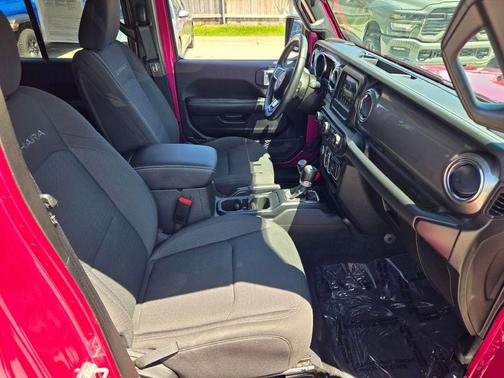 Tuscadero Pearlcoat 2021 Jeep Wrangler Unlimited Sahara