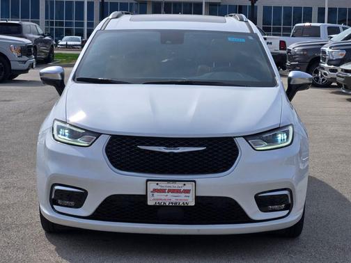 Bright White Clearcoat 2023 Chrysler Pacifica L