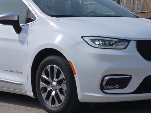 Bright White Clearcoat 2023 Chrysler Pacifica L