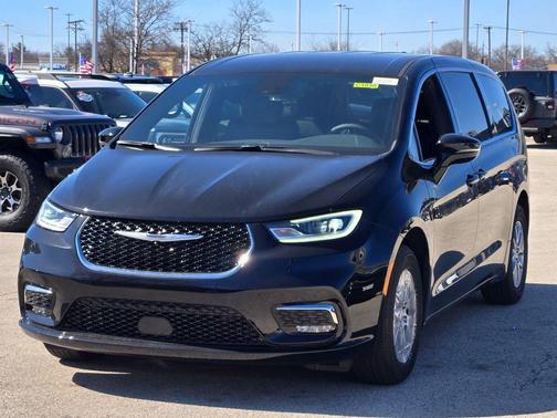Diamond Black Crystal Pearlcoat 2026 Chrysler Pacifica L