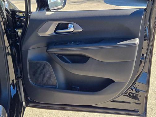 Diamond Black Crystal Pearlcoat 2026 Chrysler Pacifica L