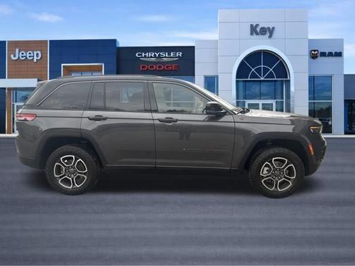 Metallic 2022 Jeep Grand Cherokee Trailhawk