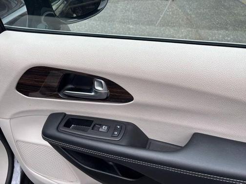 Granite Crystal Clearcoat Metallic 2023 Chrysler Pacifica Limited