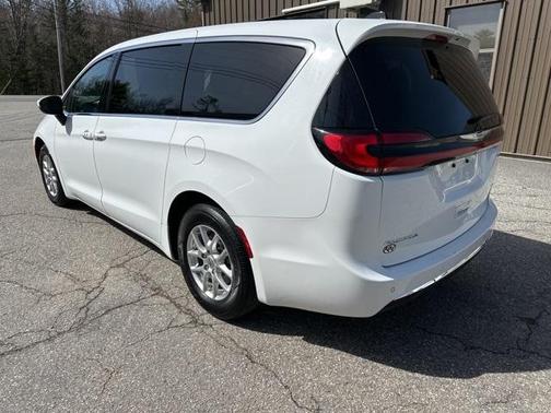 2023 Chrysler Pacifica Touring-L