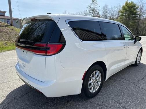 2023 Chrysler Pacifica Touring-L