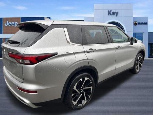 Silver 2024 Mitsubishi Outlander SE