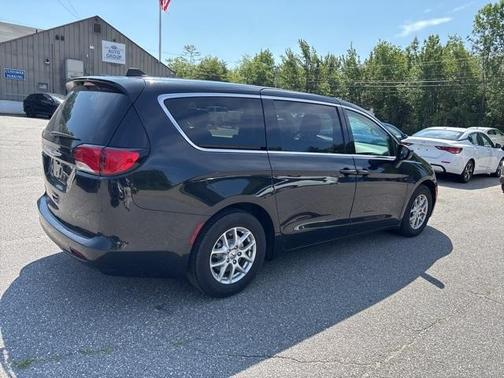 2022 Chrysler Voyager LX