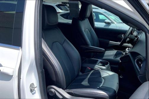 Bright White Clearcoat 2025 Chrysler Pacifica L