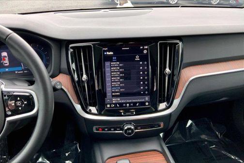 2025 Volvo V60 Cross Country Plus, B5 AWD Gas (mild hybrid)