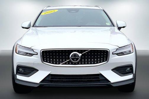 2025 Volvo V60 Cross Country Plus, B5 AWD Gas (mild hybrid)