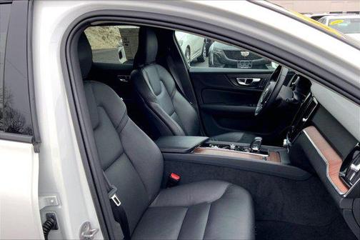 2025 Volvo V60 Cross Country Plus, B5 AWD Gas (mild hybrid)