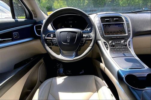 White Platinum Clearcoat Metallic 2019 Lincoln Nautilus Standard