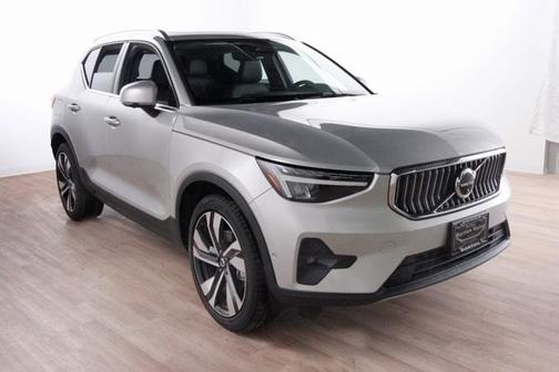 2025 Volvo XC40 B5 Plus Dark Theme