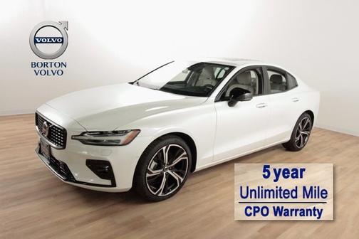 2024 Volvo S60 B5 Plus Dark Theme