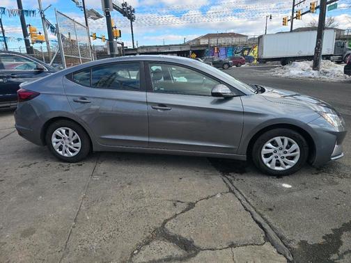 2019 Hyundai ELANTRA SE