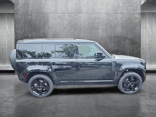 2025 Land Rover Defender 110 P400 X-Dynamic SE