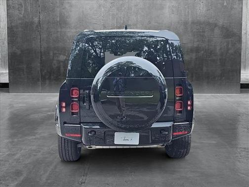 2025 Land Rover Defender 110 P400 X-Dynamic SE