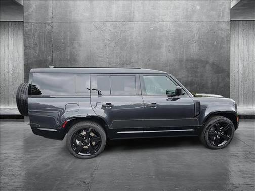 2025 Land Rover Defender 130 P400 X-Dynamic SE
