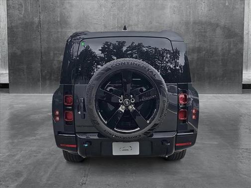 2025 Land Rover Defender 130 P400 X-Dynamic SE