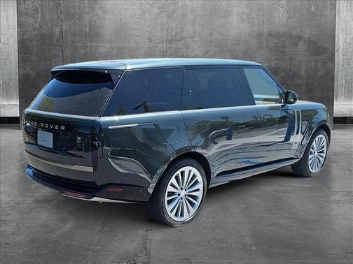 2025 Land Rover Range Rover P530 SE 7 Seat