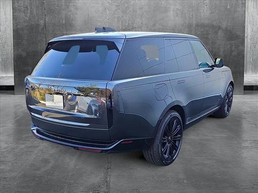 2025 Land Rover Range Rover P530 SE