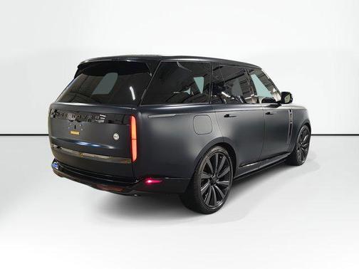 2026 Land Rover Range Rover P615 SV
