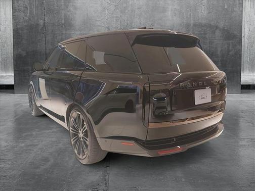 2025 Land Rover Range Rover P615 SV