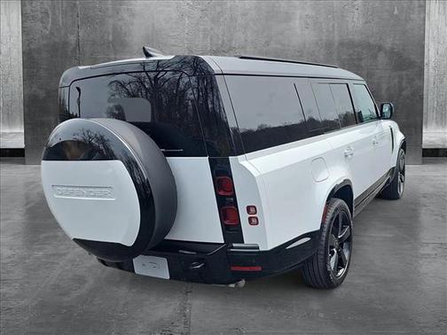 2025 Land Rover Defender 130 P400 X-Dynamic SE
