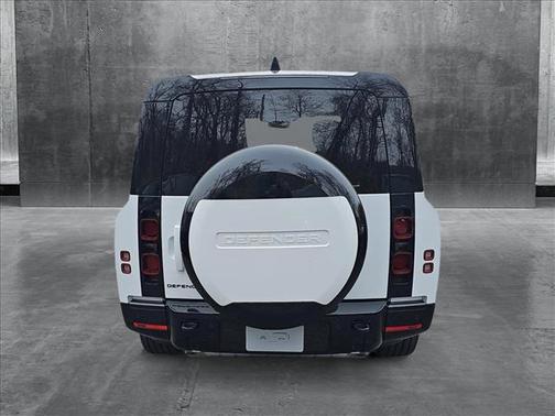 2025 Land Rover Defender 130 P400 X-Dynamic SE