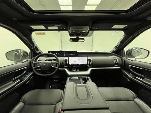 Star White Metallic Tri-Coat 2026 Ford Expedition Max Platinum