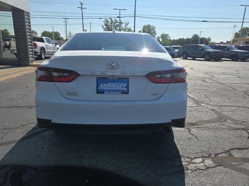 Ice 2023 Toyota Camry LE