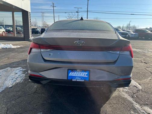 2023 Hyundai ELANTRA SE