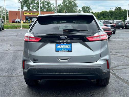 Silver Metallic 2022 Ford Edge SE