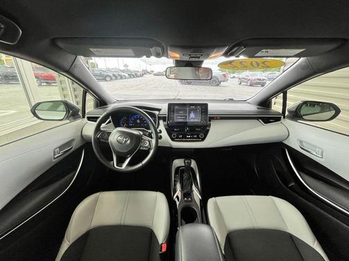 Wind Chill Pearl/Midnight Black Metallic 2022 Toyota Corolla XSE