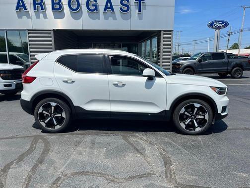 Crystal White Metallic 2021 Volvo XC40 T5 Momentum