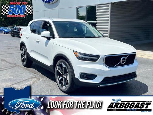 Crystal White Metallic 2021 Volvo XC40 T5 Momentum