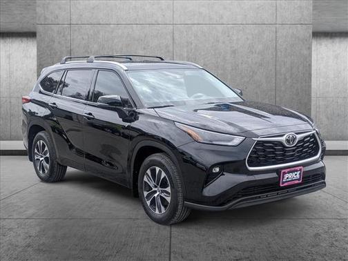 Photo 3 of 28 of 2022 Toyota Highlander XLE