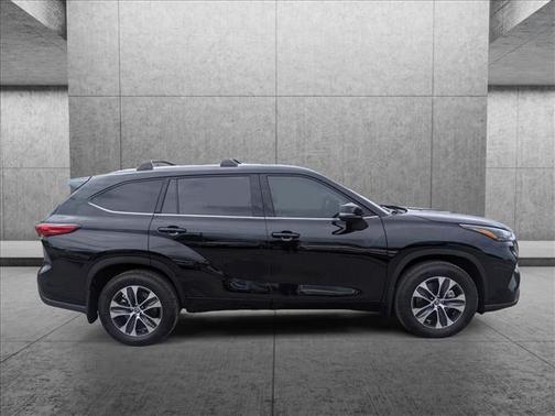 Photo 5 of 28 of 2022 Toyota Highlander XLE
