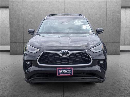 Photo 2 of 28 of 2022 Toyota Highlander XLE